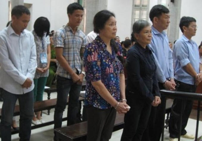 Các bị cáo trước vành móng ngựa trong phiên tòa