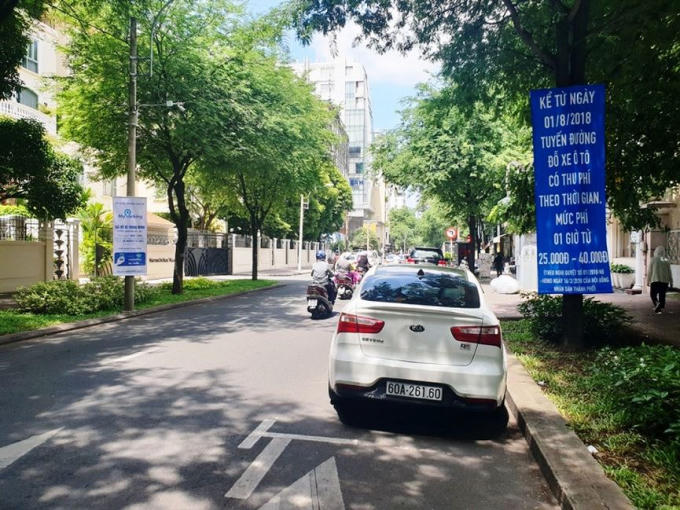 Ngoài ra, nhiều tài xế cho rằng phí quá cao vì có những người chỉ vào đậu khoảng 10 phút rồi đi, sau đó quay lại đậu tiếp vẫn bị tính tiền lần 2 chứ không được cộng dồn thời gian....