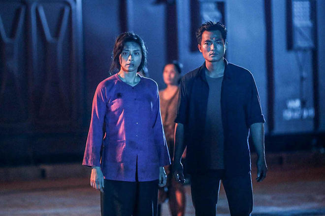 Lương (bên phải) xuất hiện trong phim với vai trò nhạt nhoà