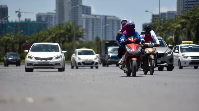 Theo Trung t&acirc;m Dự b&aacute;o kh&iacute; tượng thủy văn Quốc gia, ở khu vực H&agrave; Nội, nắng n&oacute;ng gay gắt sẽ tiếp tục diễn ra tr&ecirc;n diện rộng với nhiệt độ cao nhất phổ biến 37 - 39 độ C, c&oacute; nơi tr&ecirc;n 39 độ C, thời gian c&oacute; nhiệt độ tr&ecirc;n 35 độ từ 11 - 16h. Tuy nhi&ecirc;n, nhiệt độ thực tế tr&ecirc;n đường phố thường cao hơn nhiều.