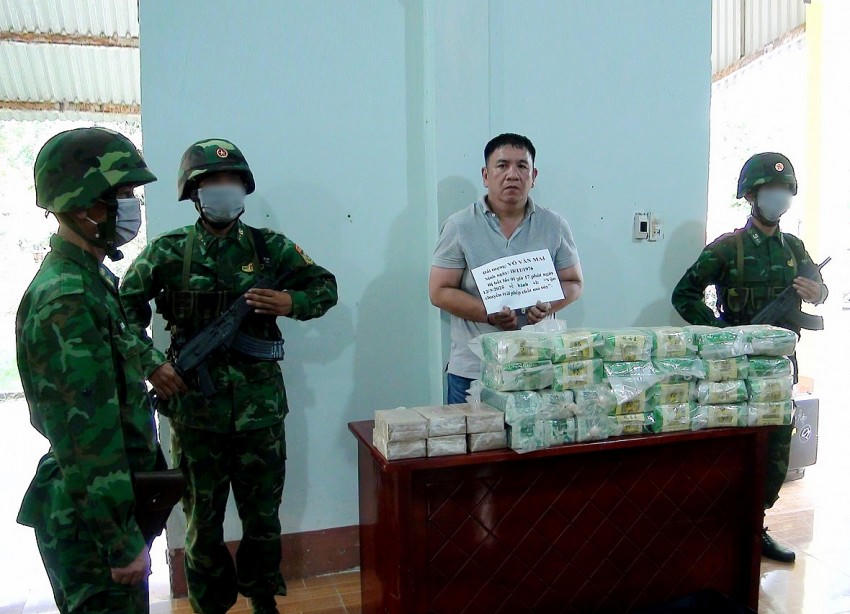 Đối tượng vận chuyển 26 kg ma túy tổng hợp và 12 bánh Heroin bị BĐBP Long An phối hợp các lực lượng phá án bắt giữ. Ảnh: Luận Quân