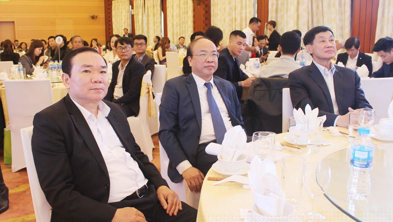 TS. Phan Chí Hiếu - Thứ trưởng Bộ Tư pháp (ngồi giữa) cùng ông Nguyễn Kim Tinh, Phó Bí thư thường trực Đảng ủy Bộ Tư pháp và ông Johnathan Hạnh Nguyễn tham dự chương trình.