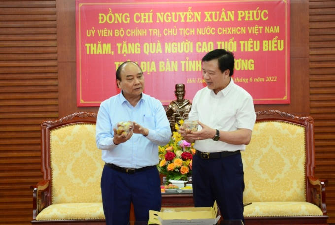 Bí thư Tỉnh uỷ Hải Dương Phạm Xuân Thăng giới thiệu với Chủ tịch nước sản phẩm vải thiều xuất khẩu của tỉnh.