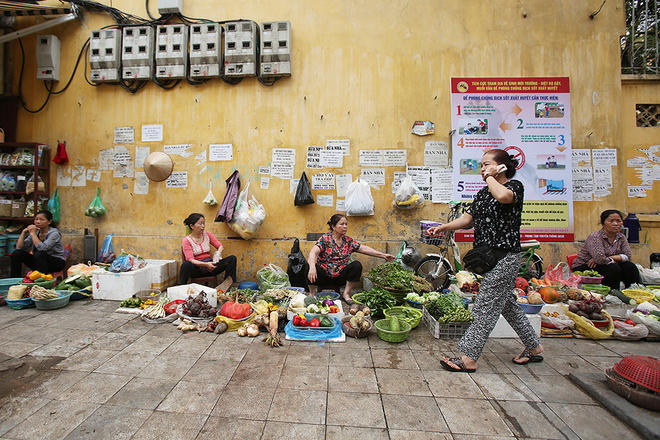 Chợ tạm trên vỉa hè đường Nguyễn Thiện Thuật trước đây cảnh mua bán tấp nập từ sáng đến chiều tối, nay đã được thu gọn hơn.
