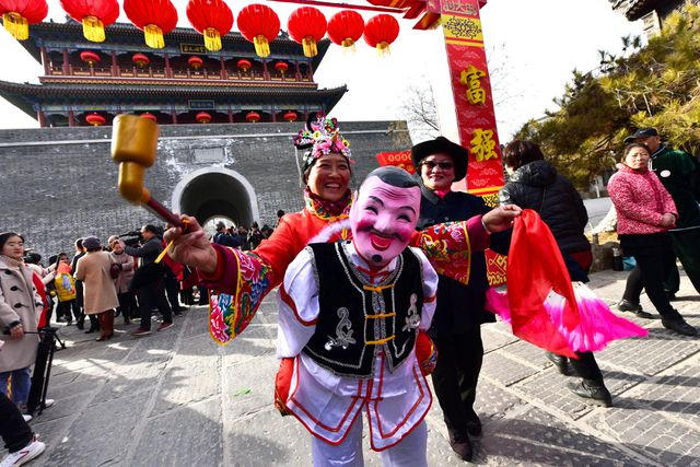 Không khí rộn ràng đón Tết tại Sơn Đông, Trung Quốc. (Ảnh: Reuters)