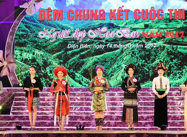 Top 5 người đẹp bước vào phần thi ứng xử.