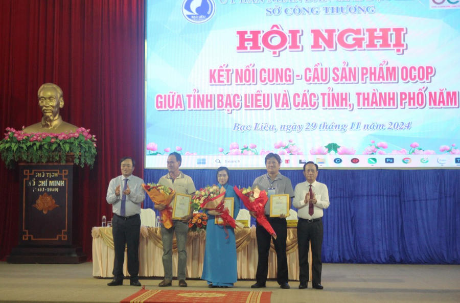 Ông Huỳnh Quốc Việt - Ủy viên dự khuyết BCH TW Đảng, Phó Bí thư Thường trực Tỉnh ủy Bạc Liêu (bên trái) cùng ông Phạm Văn Thiều - Phó Bí thư Tỉnh ủy, Chủ tịch UBND tỉnh, trao chứng nhận cho 3 chủ thể có sản phẩm OCOP 4 sao.