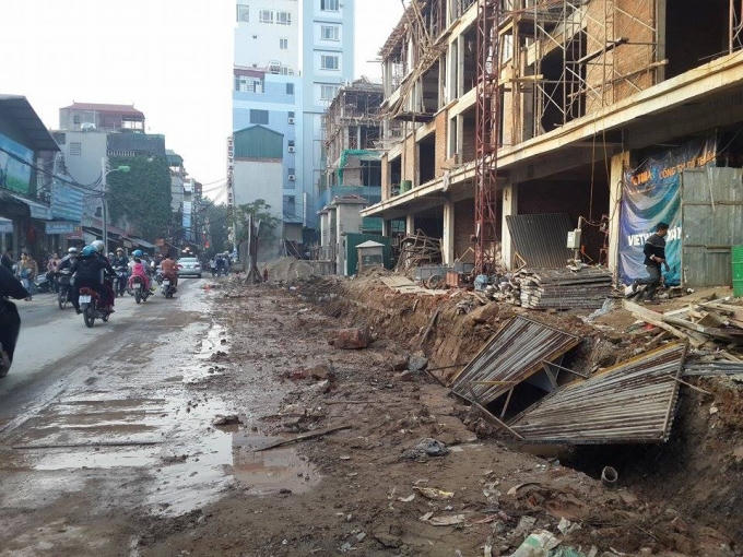 Không chỉ thế, dự án thi công cũng ảnh hưởng nghiêm trọng đến vấn đề vệ sinh môi trường.