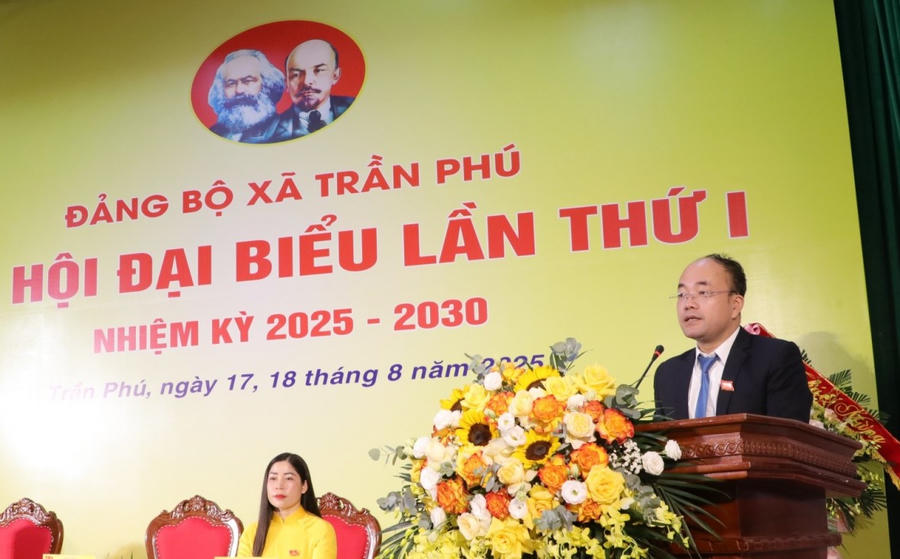 Đồng chí Lã Văn Tùng - Phó Bí thư Thường trực Đảng ủy xã Trần Phú trình bày báo cáo chính trị tại Đại hội.
