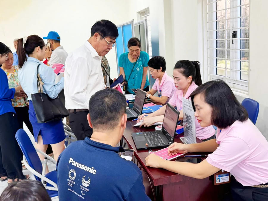 Cán bộ phường Tây Tựu hỗ trợ, hướng dẫn người dân miễn phí kê khai, nộp hồ sơ TTHC.