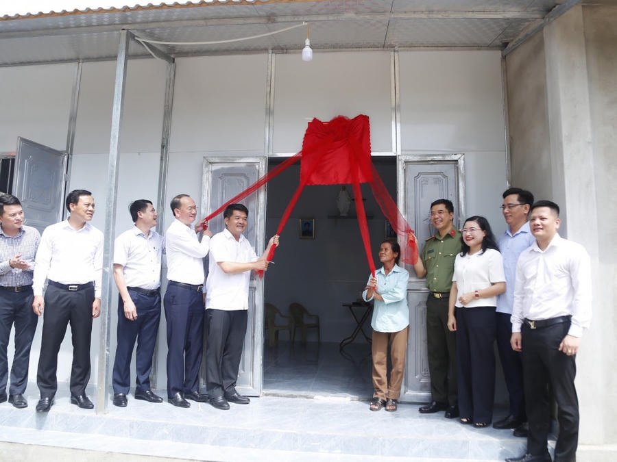 Cắt băng khánh thành cho hộ dân tại xã Nam Điền (Thạch Hà - Hà Tĩnh) - Ảnh Công an Hà Tĩnh.
