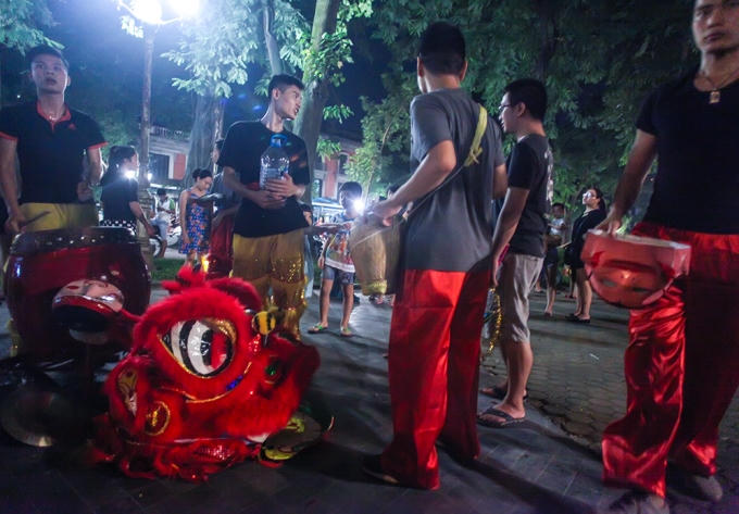 Để có màn biểu diễn ấn tượng, các nhóm lân đều phải chuẩn bị rất kỹ càng từ đầu giờ chiều.