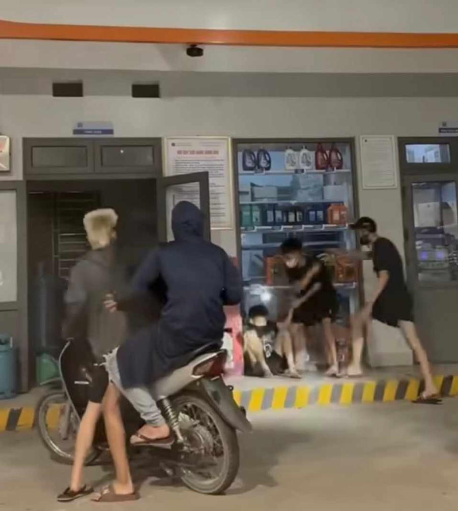 Nam thanh niên bị nhóm đối tượng đánh đập - Ảnh cắt từ video.