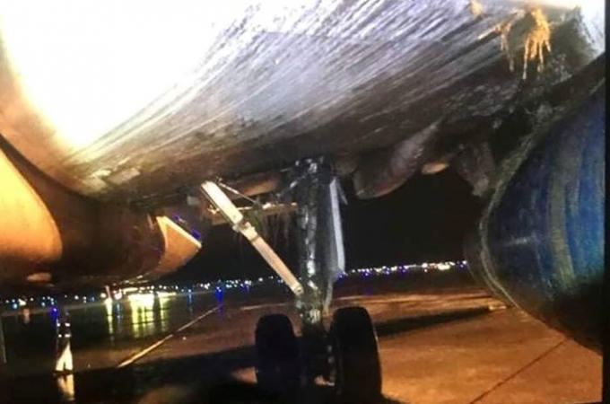 Hình ảnh tàu bay Vietnam AirlinesAirlines hạ cánh lệch tâm đường băng tại sân bay Nội Bài tối muộn hôm qua (28/7).