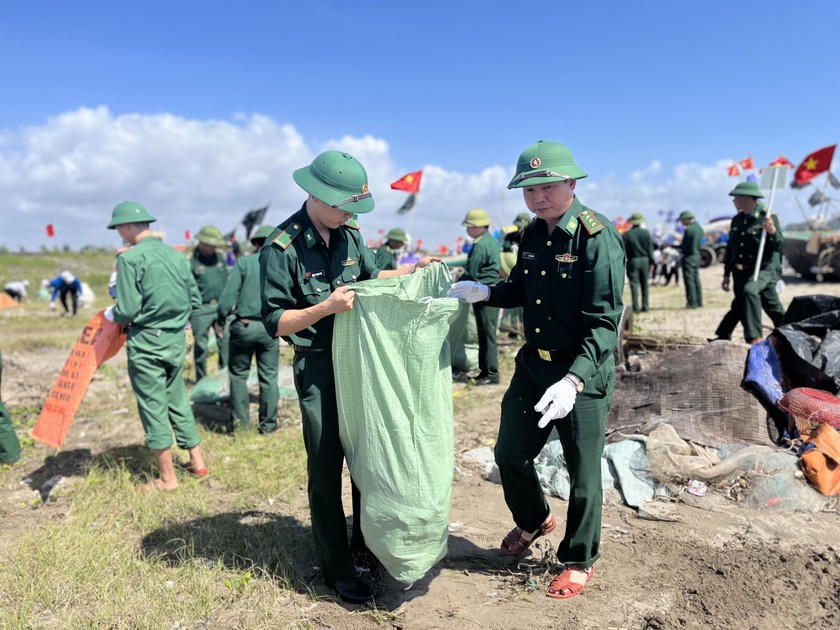 Mít tinh hưởng ứng Ngày Pháp luật Việt Nam 2022 tại Nam Định ảnh 17