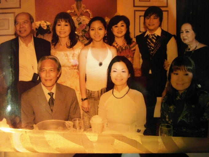 Gia đình hạnh phúc của danh ca Khánh Ly với nhà báo Hoàng Đoan.