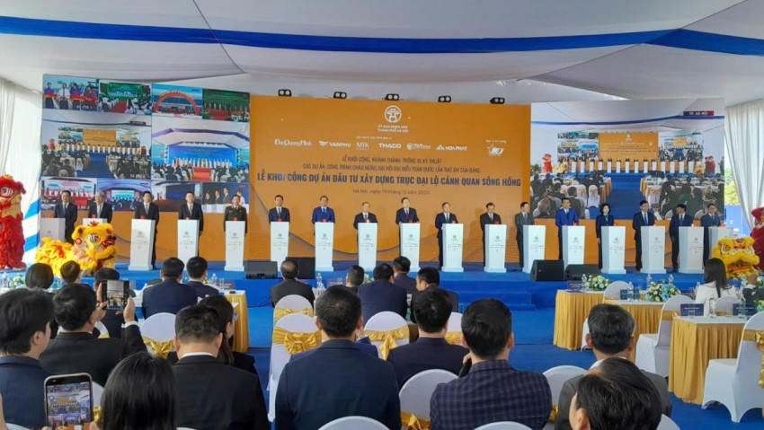 Chủ tịch Quốc hội Trần Thanh Mẫn cùng các đại biểu thực hiện bấm nút khởi công Dự án đầu tư xây dựng Trục đại lộ Cảnh quan sông Hồng.