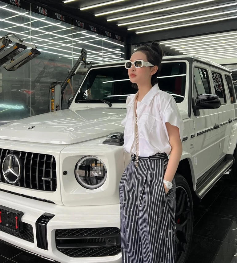 Nữ ca sĩ sinh năm 1997 bên