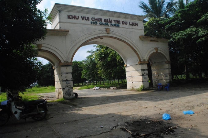 Cổng khu vui chơi giải trí, du lịch Hồ Cửa Nam nhếch nhác. Ảnh Duy Ngợi