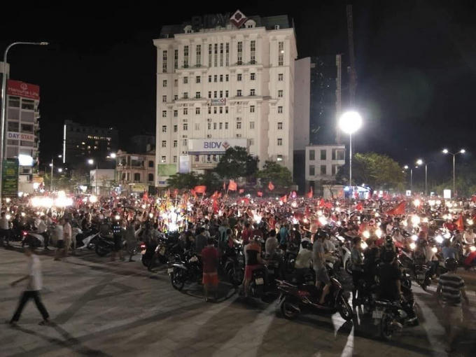 Hàng chục nghìn người d&acirc;n c&ocirc;́ đ&ocirc; Huế đổ ra đường ăn mừng chiến thắng của Olympic Việt Nam