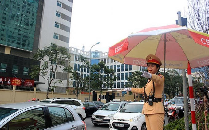 D&ugrave; mưa hay nắng, tại những ng&atilde; tư đường phố thủ đ&ocirc;, c&aacute;c nữ CSGT Thủ đ&ocirc; xinh đẹp vẫn cần mẫn l&agrave;m nhiệm vụ.