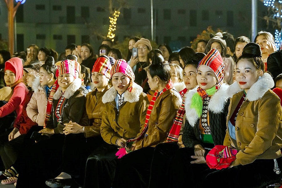 Người dân hào hứng với các tiết mục trong buổi giao lưu, có những người còn đi xe máy 80km trong giá rét để tới đêm lửa trại.