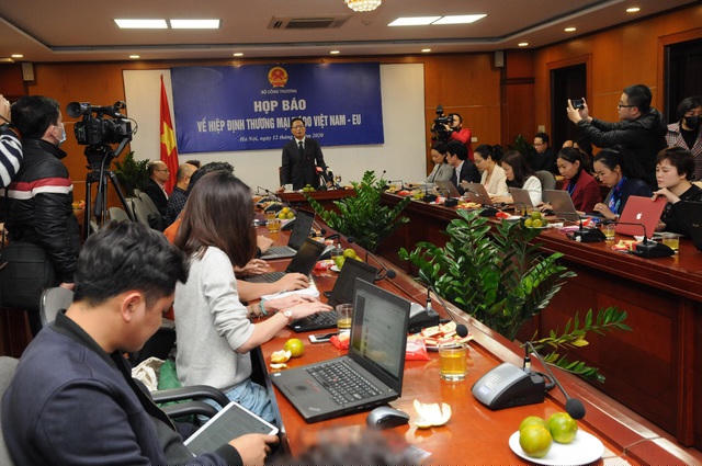 Bộ trưởng Trần Tuấn Anh trả lời các câu hỏi của các nhà báo 