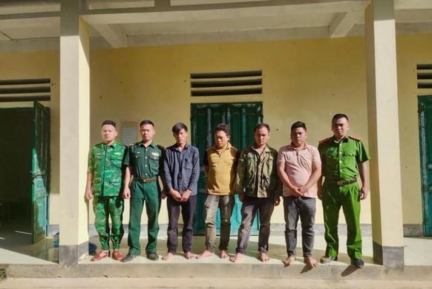 Lực lượng chức năng làm việc với 4 đối tượng vượt biên trái phép. (Ảnh: Công an tỉnh Tuyên Quang).