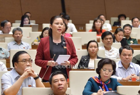 Đại biểu Bạch Thị Hương Thủy, Đoàn đại biểu Quốc hội tỉnh Hòa Bình chất vấn các thành viên Chính phủ tại Kỳ họp thứ 6.