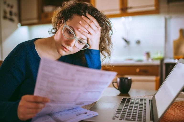 Theo kết quả khảo sát mới đây của công ty kiểm toán Deloitte, có tới 46% Gen Z rơi vào tình trạng căng thẳng về tài chính (Ảnh: Getty).