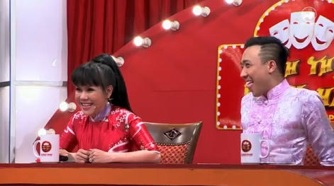 Việt Hương và Trấn Thành không thể nhịn được cười bởi sự hài hước, duyên dáng của Lê Thị Dần.