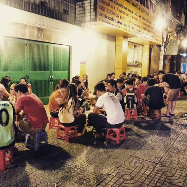 Những quán trà chanh vỉa hè cũng thu hút rất đông các bạn trẻ tìm đến.
