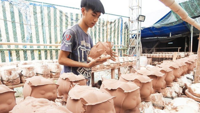 Để heo đất ra đời, phải vất vả từ khâu chọn đất, đổ khuôn, làm rỗng ruột đến phơi khô.