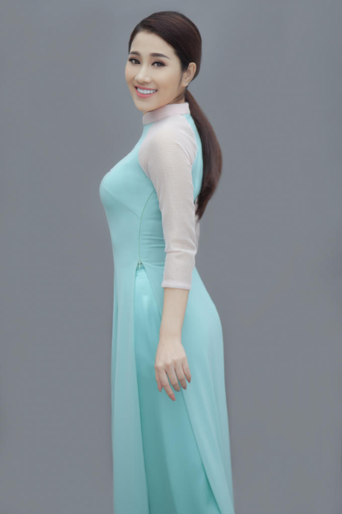 Ngọc nữ Bolero Tố My khoe đường cong quyến rũ trong những t&agrave; &aacute;o d&agrave;i nền n&atilde;