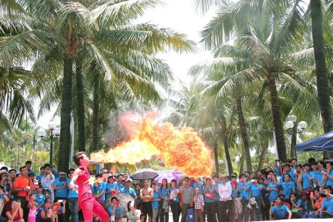 Nhiều trò chơi hấp dẫn được trình diễn tại công viên nước Hồ Tây