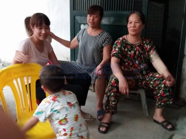 Do bị cắt điện, thời tiết oi bức nên nhiều người dân trong khu tập thể phải ra ngoài đường hóng gió.