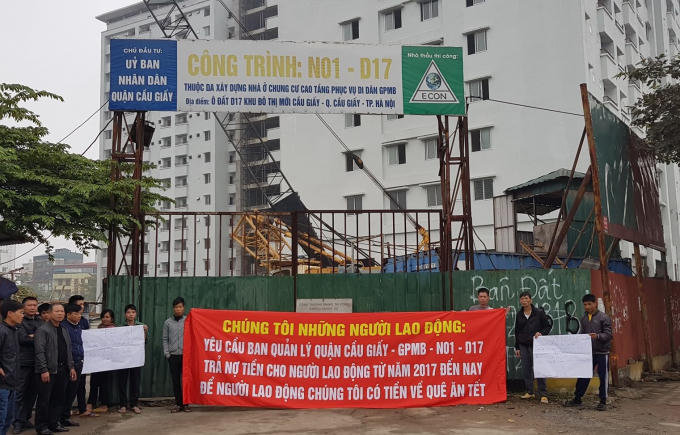 Sáng 11/1/2019, hàng loạt công nhân thi công công trình nhà TĐC N01- D17 Duy Tân (Cầu Giấy, Hà Nội) đã tập trung căng băng rôn để đòi quyền lợi.