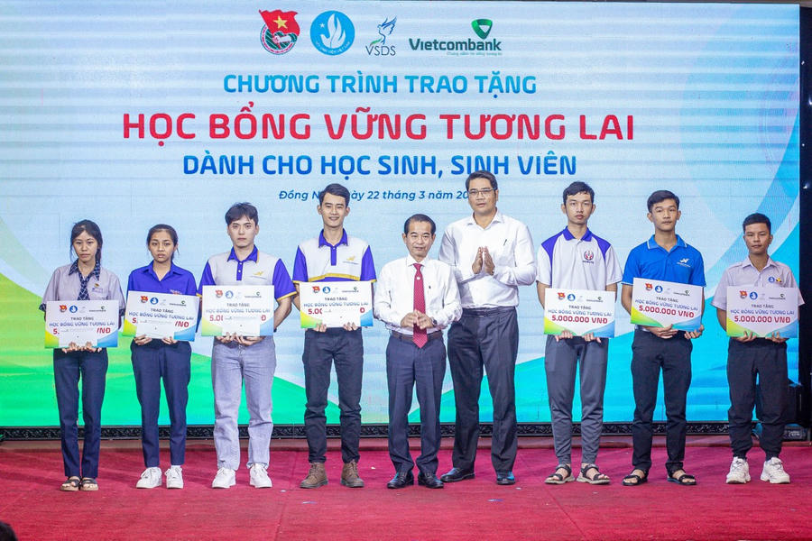 Ủy viên Ban Thường vụ Tỉnh ủy, Chủ tịch HĐND tỉnh Thái Bảo trao học bổng cho học sinh, sinh viên có hoàn cảnh khó khăn