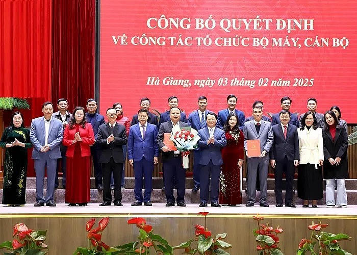 Bí thư Tỉnh ủy Hầu A Lềnh trao quyết định, tặng hoa chúc mừng Đảng ủy UBND tỉnh. (Ảnh; BHG).