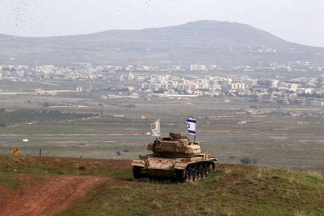 Xe quân sự của Israel trên cao nguyên Golan gần biên giới với Syria. Ảnh: REUTERS