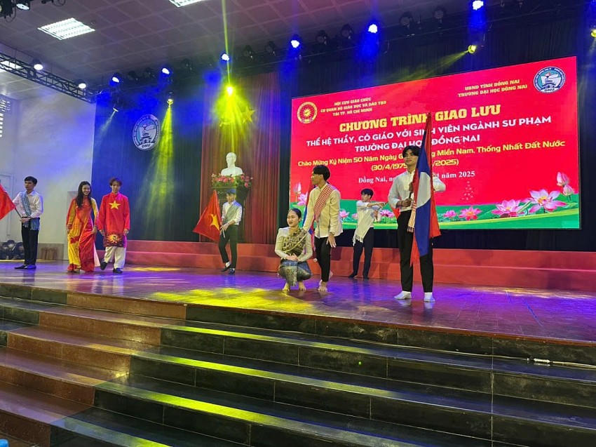 Những tiết mục văn nghệ ấn tượng.
					
				
			
			Những tiết mục văn nghệ ấn tượng.