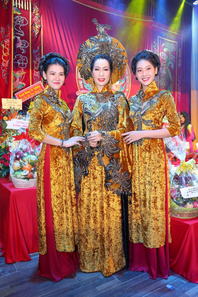 Trịnh Kim Chi tất bật chuẩn bị mọi công đoạn cho giỗ Tổ sân khấu trang nghiêm