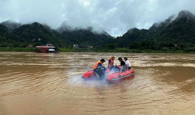 Lực lượng Cảnh sát PCCC và CNCH tìm kiếm thi thể nạn nhân.