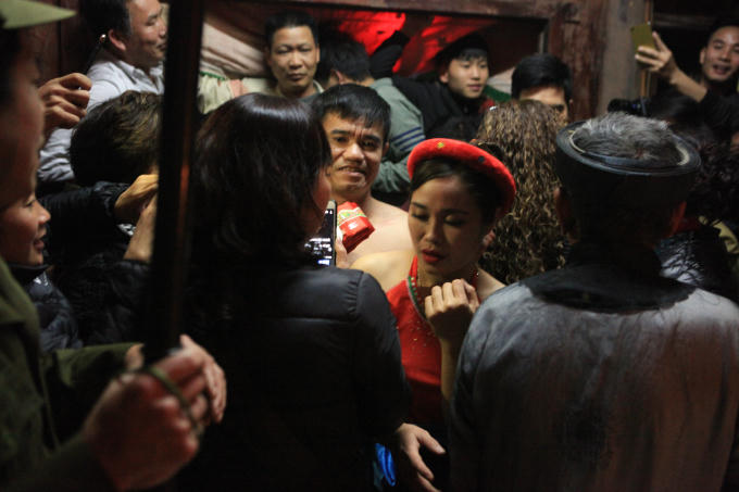 Vợ chồng anh Chiến và chị Huyền thực hiện xong nghi thức "tình phộc" run sợ đi ra ngoài trong đám đông.