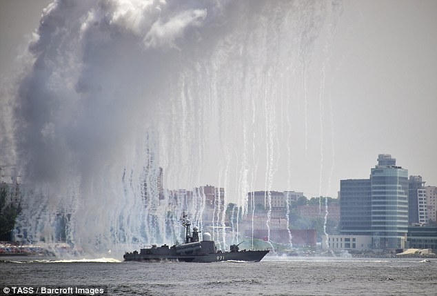 Một tàu chiến Nga phun các tia nước ở Vịnh Amur nhân ngày Hải quân. (Ảnh: TASS)
