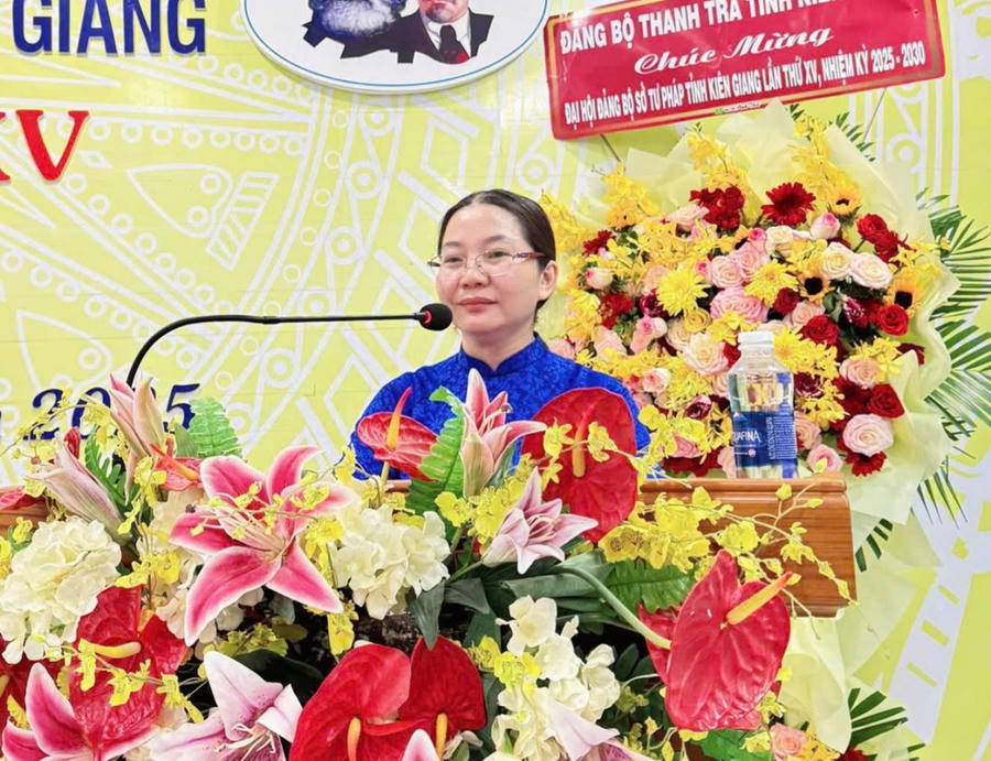 Bà Phạm Thị Hương - Phó Bí thư Đảng ủy, Phó Giám đốc Sở Tư pháp thông qua Chương trình Đại hội