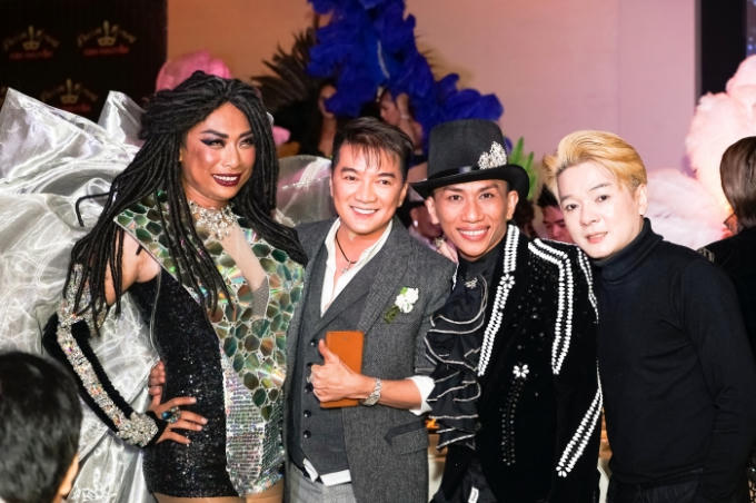 Đàm Vĩnh Hưng đếm tham dự sự kiện.