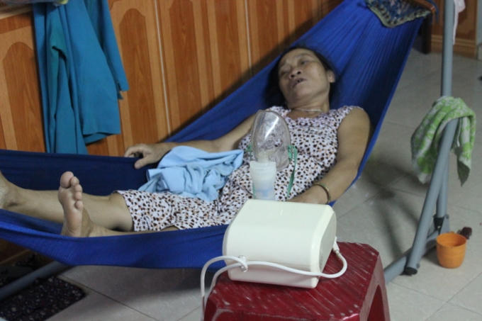 Bà Đồng Thị Thu (sn 1960 – mẹ anh Lâm) khóc ngất vì lo cho anh Lâm.