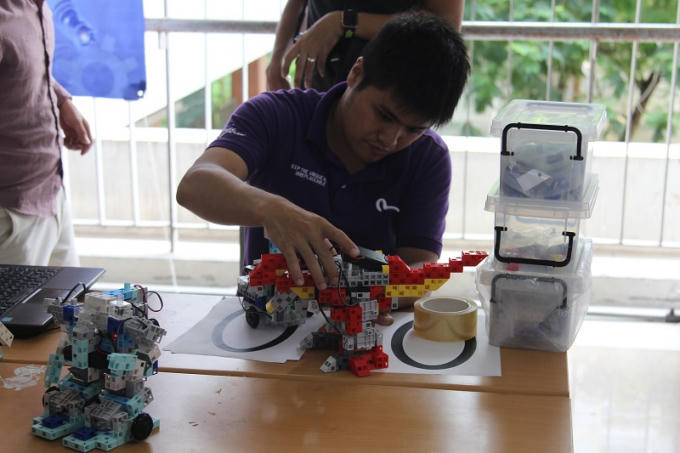 Các sản phẩm rô bốt hoạt động bằng điều khiển được giới thiệu tại buổi triển lãm.