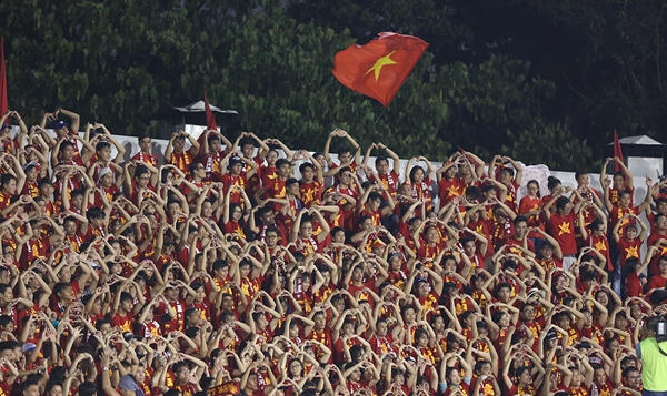 Hình ảnh đẹp của CĐV trên sân Thống Nhất - Ảnh Đức Đồng